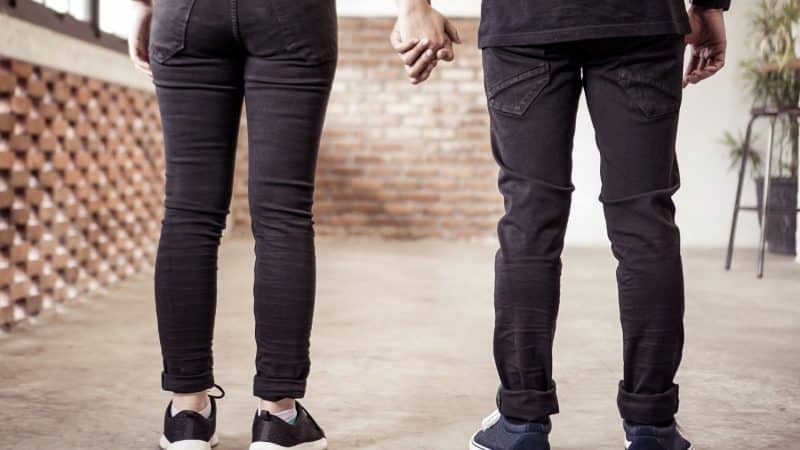 Calça Jeans Preta: Como Usar e Combinar Com Diferentes Peças